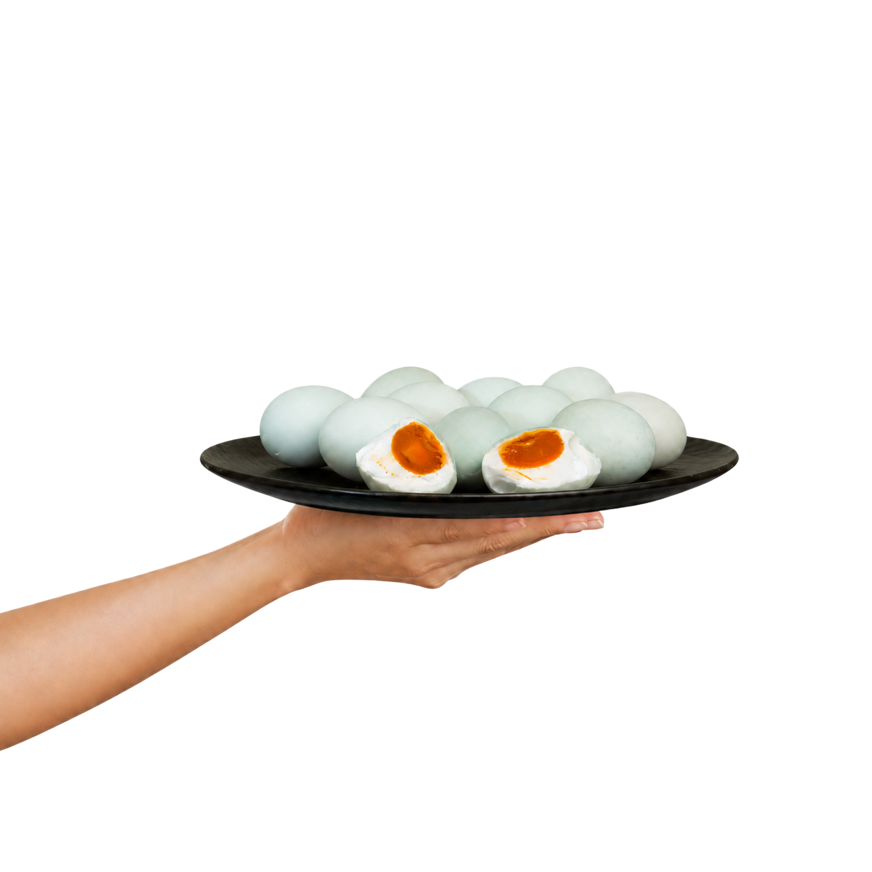 Tangan menyajikan sepiring telur asin Toko Baroqah